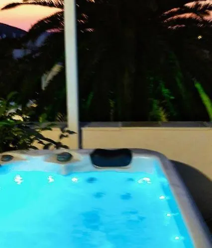 Ancient Meropia, Dom wakacyjny